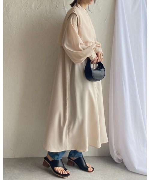 She's Closet(シーズクローゼット)の「バンドカラーボリュームスリーブ長袖ケープロングシャツワンピース(シャツワンピース・レディース・ホワイト/ベージュ/グリーン・FREE)」の4枚目の写真