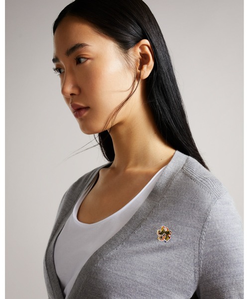 Ted Baker(テッドベーカー)の「AIYLEEN Vフロント クロップド カーディガン(カーディガン/ボレロ・レディース・キャメル/グレー系その他2・3/0/2/1)」の4枚目の写真