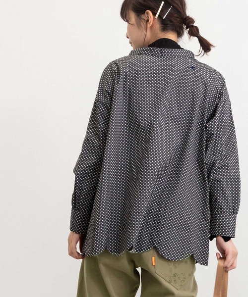 POU DOU DOU（プードゥドゥ）の「とり刺繍裾スカラップ2wayブラウス（シャツ/ブラウス・レディース・オフホワイト/ブルー/ダークグレー・3）」の2枚目の写真