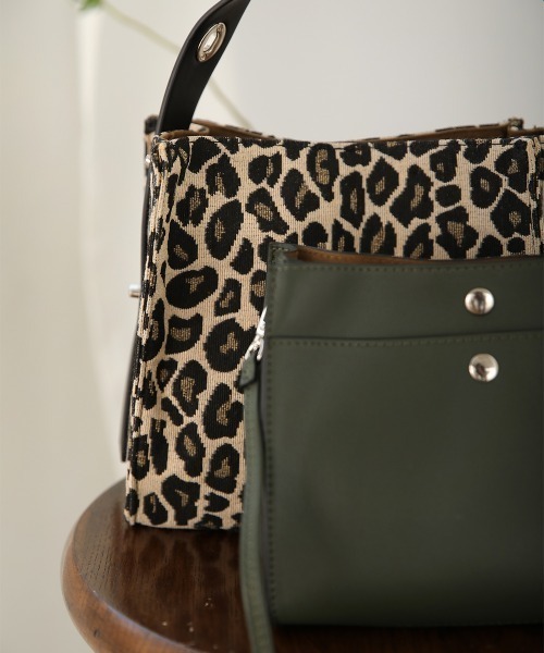 Bou Jeloud（ブージュルード）の「サイドスナップインバックセット（ハンドバッグ・レディース・チャコールグレー/アイボリー/A・-）」の4枚目の写真