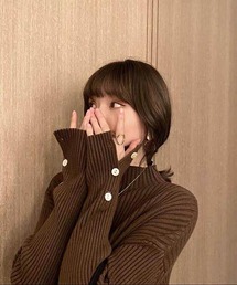 袖ボタンリブニット