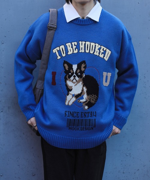 HOOK(フック)の「HOOK -original- アメカジワンちゃんイラストニット風スウェット(スウェット・メンズ・ライトグレー/ブルー・M/L/XL)」の1枚目の写真