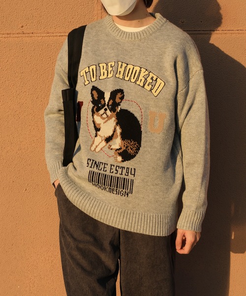 HOOK(フック)の「HOOK -original- アメカジワンちゃんイラストニット風スウェット(スウェット・メンズ・ライトグレー/ブルー・M/L/XL)」の2枚目の写真