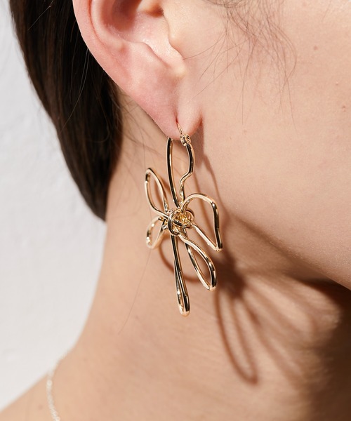 ear PAPILLONNER(イアパピヨネ)の「ビッグフラワーピアス(ピアス(両耳用)・レディース・ゴールド/シルバー・FREE)」の9枚目の写真