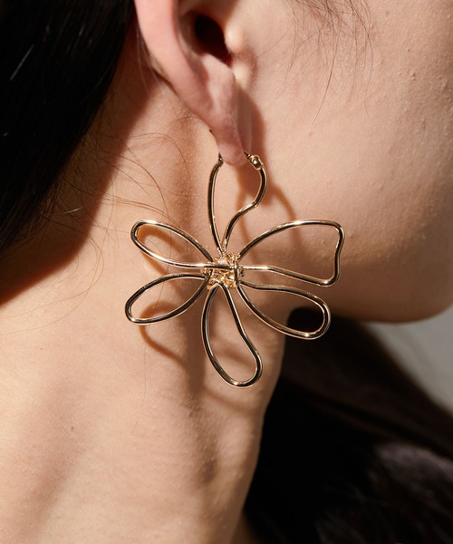 ear PAPILLONNER(イアパピヨネ)の「ビッグフラワーピアス(ピアス(両耳用)・レディース・ゴールド/シルバー・FREE)」の10枚目の写真