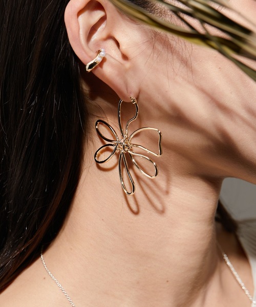 ear PAPILLONNER（イアパピヨネ）の「ビッグフラワーピアス（ピアス