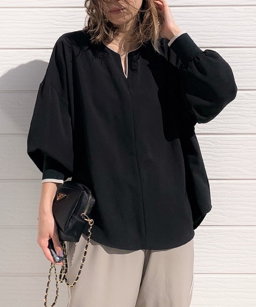 Q（キュー）の「キーネックパイピングブラス（シャツ/ブラウス・レディース・アイボリー/ブラック・MEDIUM）」の2枚目の写真