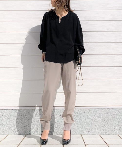 Q（キュー）の「キーネックパイピングブラス（シャツ/ブラウス・レディース・アイボリー/ブラック・MEDIUM）」の11枚目の写真