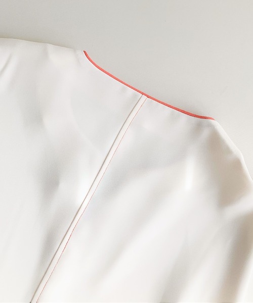 Q（キュー）の「キーネックパイピングブラス（シャツ/ブラウス・レディース・アイボリー/ブラック・MEDIUM）」の7枚目の写真