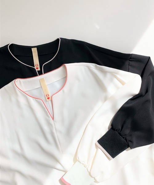 Q（キュー）の「キーネックパイピングブラス（シャツ/ブラウス・レディース・アイボリー/ブラック・MEDIUM）」の6枚目の写真