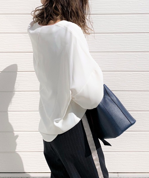 Q（キュー）の「キーネックパイピングブラス（シャツ/ブラウス・レディース・アイボリー/ブラック・MEDIUM）」の9枚目の写真