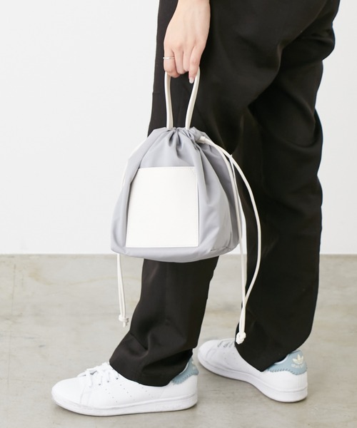 Actually(アクチュアリー)の「ナイロン巾着バッグ(ショルダーバッグ・レディース・ベージュ/グレー/ブラック・フリー)」の9枚目の写真