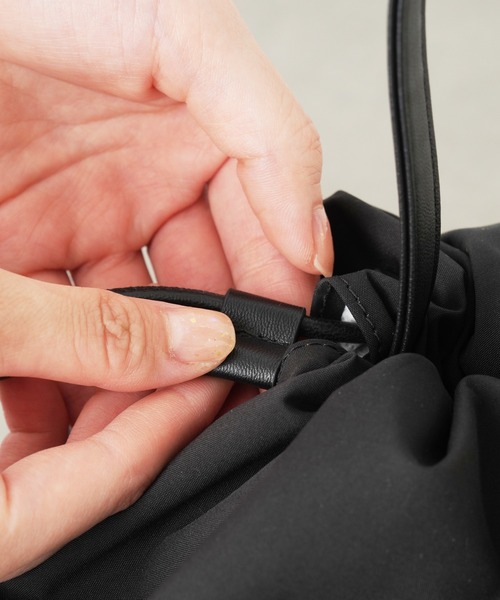 Actually(アクチュアリー)の「ナイロン巾着バッグ(ショルダーバッグ・レディース・ベージュ/グレー/ブラック・フリー)」の15枚目の写真