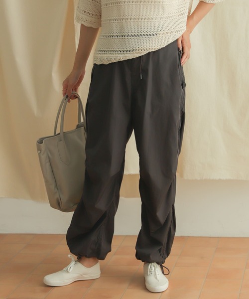 URBAN RESEARCH DOORS（アーバンリサーチドアーズ）の「ナイロンパラシュートパンツ（その他パンツ・レディース・チャコールグレー/ベージュ・MEDIUM）」の3枚目の写真