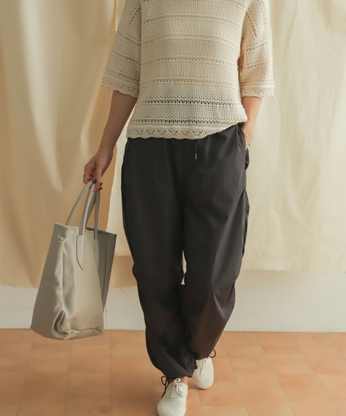 URBAN RESEARCH DOORS（アーバンリサーチドアーズ）の「ナイロンパラシュートパンツ（その他パンツ・レディース・チャコールグレー/ベージュ・MEDIUM）」の5枚目の写真