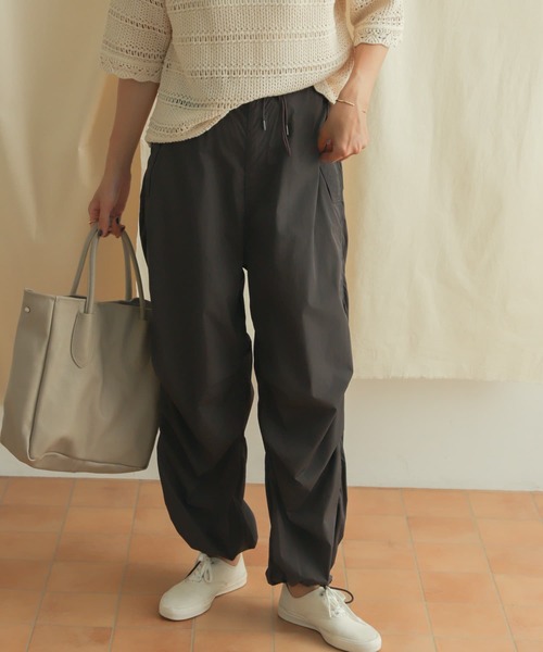 URBAN RESEARCH DOORS（アーバンリサーチドアーズ）の「ナイロンパラシュートパンツ（その他パンツ・レディース・チャコールグレー/ベージュ・MEDIUM）」の6枚目の写真