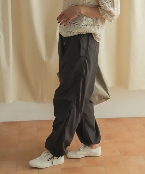 URBAN RESEARCH DOORS（アーバンリサーチドアーズ）の「ナイロンパラシュートパンツ（その他パンツ・レディース・チャコールグレー/ベージュ・MEDIUM）」の7枚目の写真