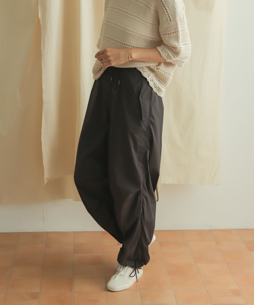 URBAN RESEARCH DOORS（アーバンリサーチドアーズ）の「ナイロンパラシュートパンツ（その他パンツ・レディース・チャコールグレー/ベージュ・MEDIUM）」の8枚目の写真