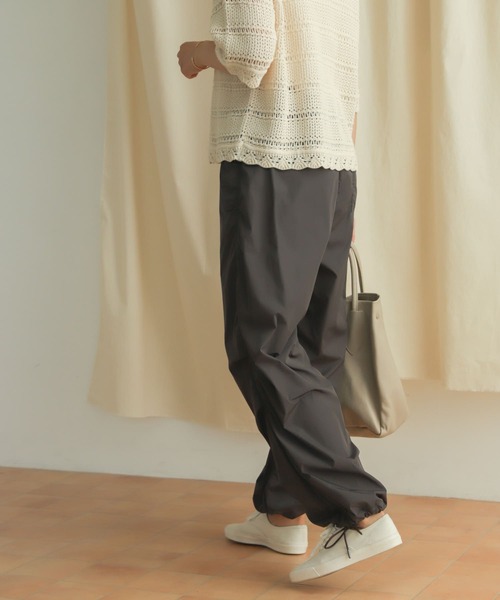 URBAN RESEARCH DOORS（アーバンリサーチドアーズ）の「ナイロンパラシュートパンツ（その他パンツ・レディース・チャコールグレー/ベージュ・MEDIUM）」の9枚目の写真