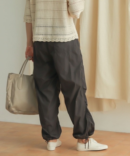 URBAN RESEARCH DOORS（アーバンリサーチドアーズ）の「ナイロンパラシュートパンツ（その他パンツ・レディース・チャコールグレー/ベージュ・MEDIUM）」の10枚目の写真