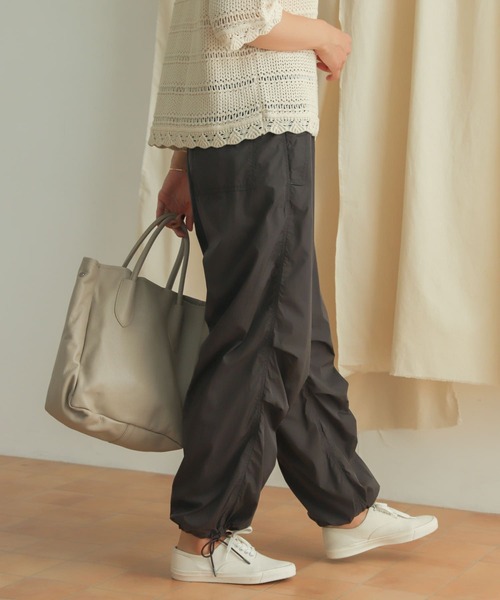 URBAN RESEARCH DOORS（アーバンリサーチドアーズ）の「ナイロンパラシュートパンツ（その他パンツ・レディース・チャコールグレー/ベージュ・MEDIUM）」の11枚目の写真