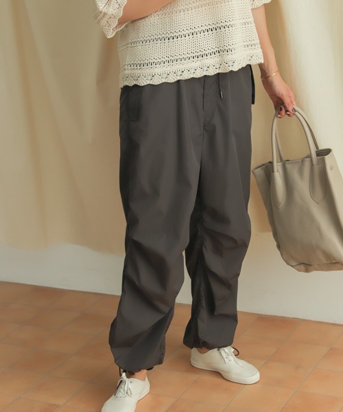 URBAN RESEARCH DOORS（アーバンリサーチドアーズ）の「ナイロンパラシュートパンツ（その他パンツ・レディース・チャコールグレー/ベージュ・MEDIUM）」の12枚目の写真