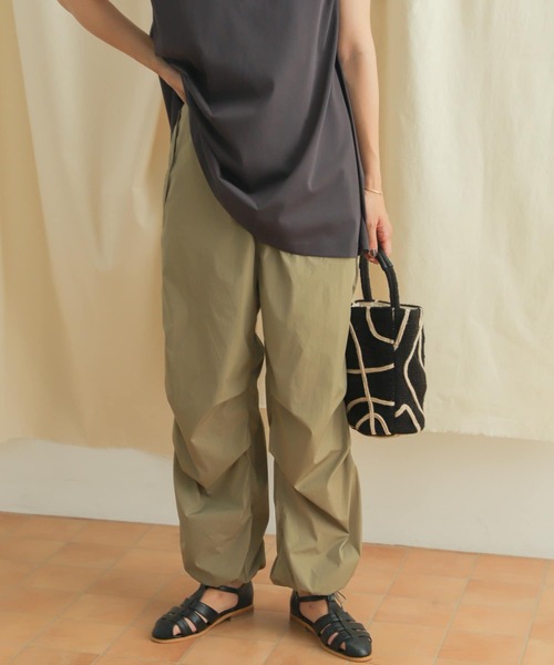 URBAN RESEARCH DOORS（アーバンリサーチドアーズ）の「ナイロンパラシュートパンツ（その他パンツ・レディース・チャコールグレー/ベージュ・MEDIUM）」の17枚目の写真