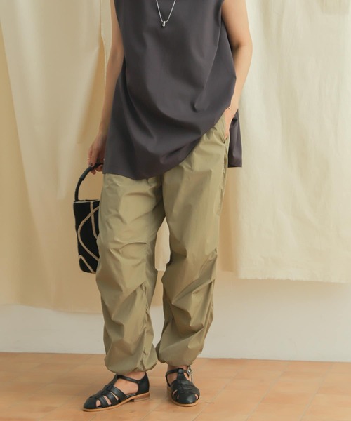 URBAN RESEARCH DOORS（アーバンリサーチドアーズ）の「ナイロンパラシュートパンツ（その他パンツ・レディース・チャコールグレー/ベージュ・MEDIUM）」の18枚目の写真