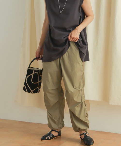 URBAN RESEARCH DOORS（アーバンリサーチドアーズ）の「ナイロンパラシュートパンツ（その他パンツ・レディース・チャコールグレー/ベージュ・MEDIUM）」の19枚目の写真