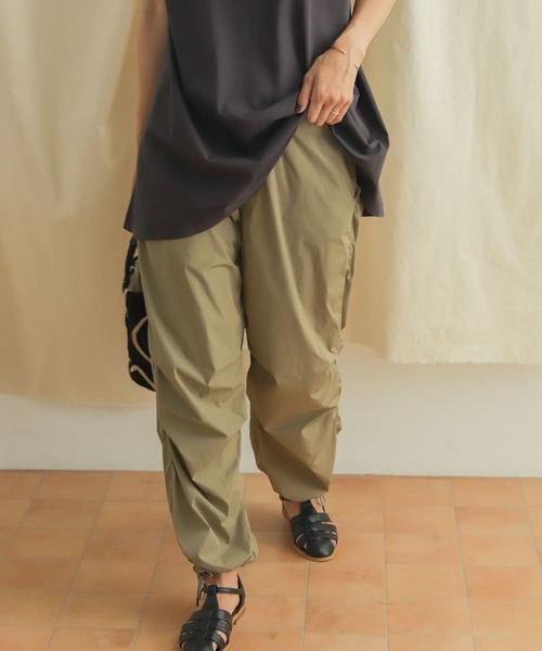 URBAN RESEARCH DOORS（アーバンリサーチドアーズ）の「ナイロンパラシュートパンツ（その他パンツ・レディース・チャコールグレー/ベージュ・MEDIUM）」の20枚目の写真