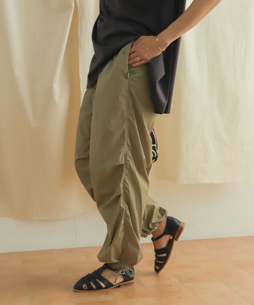 URBAN RESEARCH DOORS（アーバンリサーチドアーズ）の「ナイロンパラシュートパンツ（その他パンツ・レディース・チャコールグレー/ベージュ・MEDIUM）」の22枚目の写真