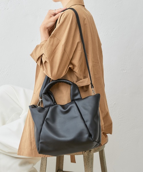 Actually（アクチュアリー）の「フェイクレザー 中綿2wayトート（トートバッグ・レディース・イエロー/アイボリー/ブラック/ブルー・フリー）」の2枚目の写真