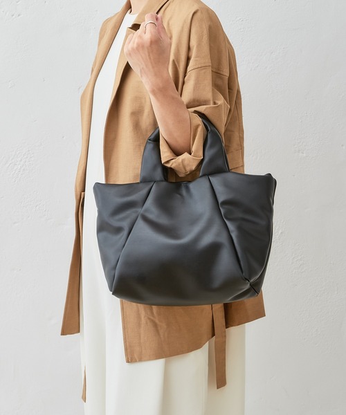 Actually（アクチュアリー）の「フェイクレザー 中綿2wayトート（トートバッグ・レディース・イエロー/アイボリー/ブラック/ブルー・フリー）」の5枚目の写真