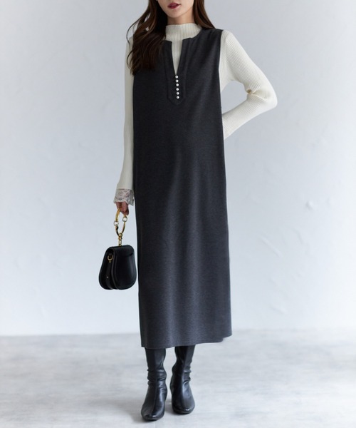 tocco closet(トッコ クローゼット)の「【ZOZO限定】パール付きV字スリットネックジャンパースカート(ジャンパースカート・レディース・ベージュ/チャコールグレー・M)」の2枚目の写真
