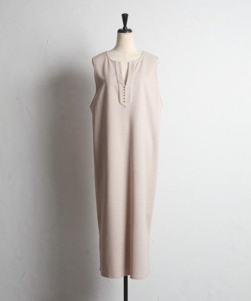 tocco closet(トッコ クローゼット)の「【ZOZO限定】パール付きV字スリットネックジャンパースカート(ジャンパースカート・レディース・ベージュ/チャコールグレー・M)」の19枚目の写真