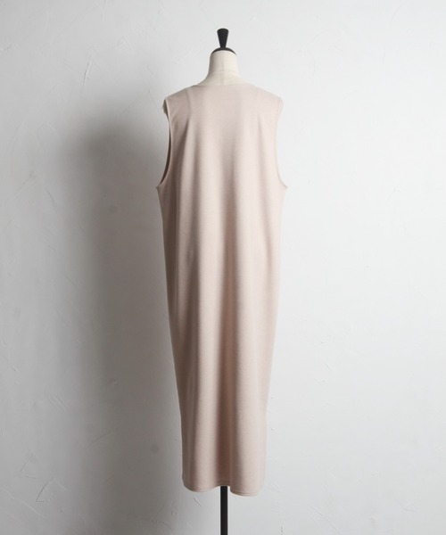 tocco closet(トッコ クローゼット)の「【ZOZO限定】パール付きV字スリットネックジャンパースカート(ジャンパースカート・レディース・ベージュ/チャコールグレー・M)」の21枚目の写真