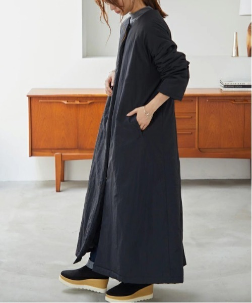 and it_（アンドイット）の「ノーカラー中綿ラグランロングコート