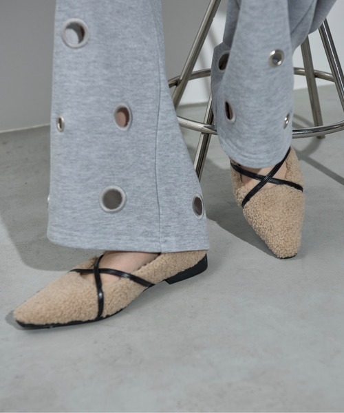 THE YOn(ザヨン)の「クロスストラップボアパンプス(パンプス・レディース・アイボリー/ブラック/ベージュ・38/39/37)」の9枚目の写真