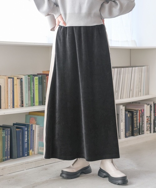 niko and...（ニコアンド）の「サイドラインベロアフレアスカート（スカート・レディース・アイボリー/ブラック/モカ・FREE）」の2枚目の写真