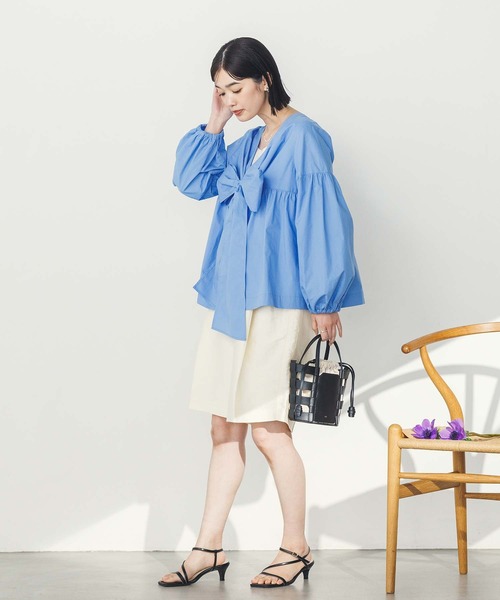 Gready Brilliant(グレディブリリアン)の「CリボンVネックパフブラウス(シャツ/ブラウス・レディース・オフホワイト/ブルー・38)」の5枚目の写真