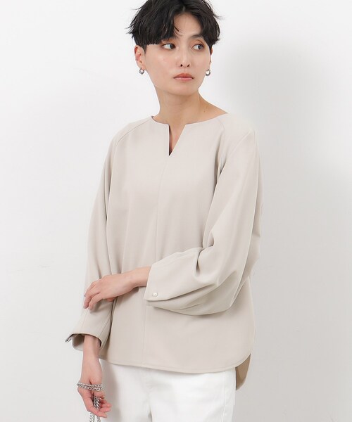 OPAQUE.CLIP（オペークドットクリップ）の「◆UV 袖口パール調ボタンキーネックジャージ【洗濯機洗い可】（Tシャツ/カットソー・レディース・ライトグレー/ホワイト/ブラック/ライトブルー・36/42/38/40）」の3枚目の写真