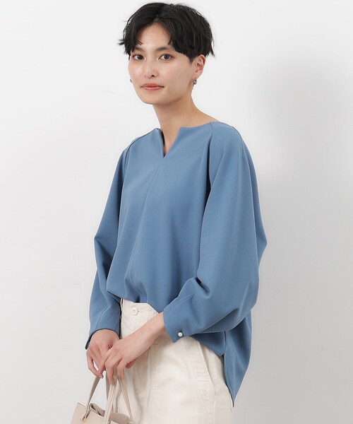 OPAQUE.CLIP（オペークドットクリップ）の「◆UV 袖口パール調ボタンキーネックジャージ【洗濯機洗い可】（Tシャツ/カットソー・レディース・ライトグレー/ホワイト/ブラック/ライトブルー・36/42/38/40）」の4枚目の写真