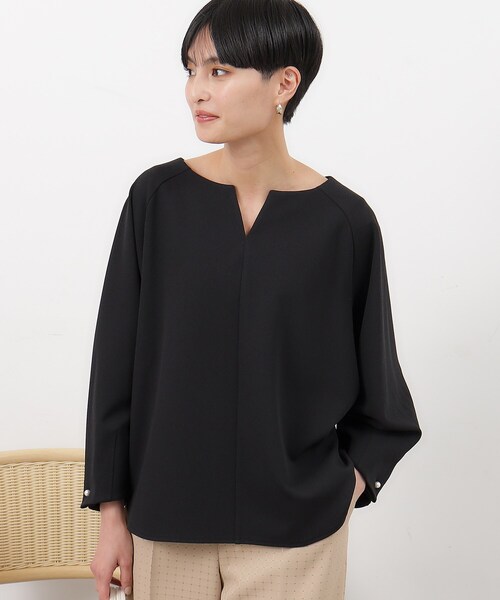 OPAQUE.CLIP（オペークドットクリップ）の「◆UV 袖口パール調ボタンキーネックジャージ【洗濯機洗い可】（Tシャツ/カットソー・レディース・ライトグレー/ホワイト/ブラック/ライトブルー・36/42/38/40）」の2枚目の写真