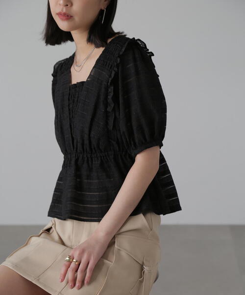 FREE'S MART（フリーズマート）の「◆肩フリルシャーリングペプラムブラウス（シャツ/ブラウス・レディース・ブラック/ホワイト/イエロー・FREE）」の3枚目の写真