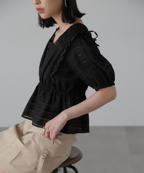 FREE'S MART（フリーズマート）の「◆肩フリルシャーリングペプラムブラウス（シャツ/ブラウス・レディース・ブラック/ホワイト/イエロー・FREE）」の6枚目の写真