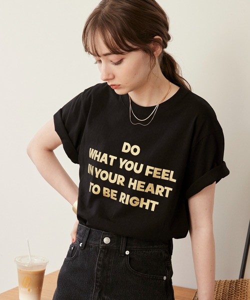ANGIE(アンジー)の「メッセージ ロゴ プリント Tシャツ(半袖)(Tシャツ/カットソー・レディース・ネイビー/イエロー/スミクロ/グリーン/レッド/ホワイト/ライトベージュ/ホワイト×シルバー/ホワイト×ゴールド/ブラック×ゴールド/ブラック系その他・SMALL/MEDIUM/LARGE)」の5枚目の写真