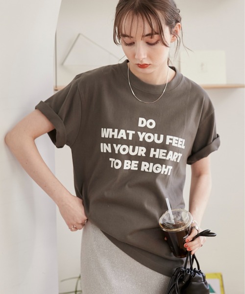 ANGIE(アンジー)の「メッセージ ロゴ プリント Tシャツ(半袖)(Tシャツ/カットソー・レディース・ネイビー/イエロー/スミクロ/グリーン/レッド/ホワイト/ライトベージュ/ホワイト×シルバー/ホワイト×ゴールド/ブラック×ゴールド/ブラック系その他・SMALL/MEDIUM/LARGE)」の6枚目の写真