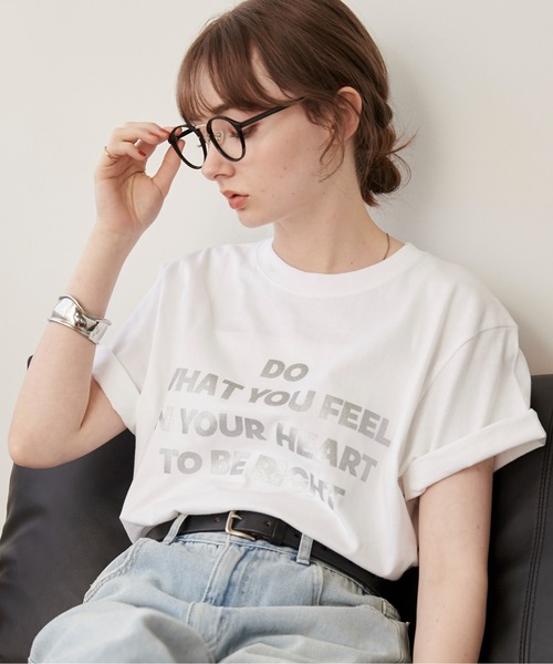 ANGIE(アンジー)の「メッセージ ロゴ プリント Tシャツ(半袖)(Tシャツ/カットソー・レディース・ネイビー/イエロー/スミクロ/グリーン/レッド/ホワイト/ライトベージュ/ホワイト×シルバー/ホワイト×ゴールド/ブラック×ゴールド/ブラック系その他・SMALL/MEDIUM/LARGE)」の2枚目の写真