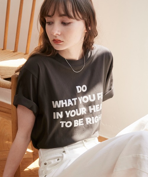 ANGIE(アンジー)の「メッセージ ロゴ プリント Tシャツ(半袖)(Tシャツ/カットソー・レディース・ネイビー/イエロー/スミクロ/グリーン/レッド/ホワイト/ライトベージュ/ホワイト×シルバー/ホワイト×ゴールド/ブラック×ゴールド/ブラック系その他・SMALL/MEDIUM/LARGE)」の20枚目の写真