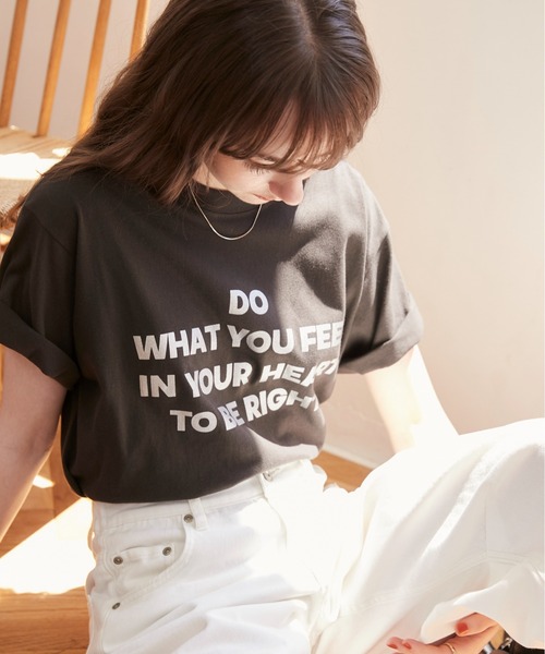 ANGIE(アンジー)の「メッセージ ロゴ プリント Tシャツ(半袖)(Tシャツ/カットソー・レディース・ネイビー/イエロー/スミクロ/グリーン/レッド/ホワイト/ライトベージュ/ホワイト×シルバー/ホワイト×ゴールド/ブラック×ゴールド/ブラック系その他・SMALL/MEDIUM/LARGE)」の19枚目の写真